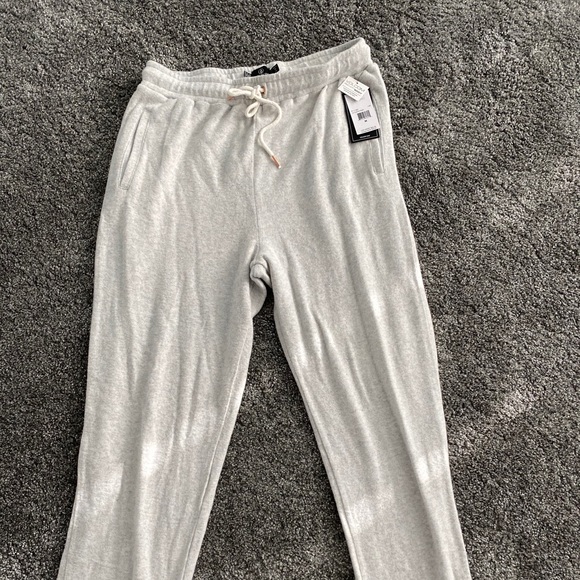 Women’s Volcom sweats - Picture 2 of 4